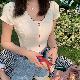 ニットポリエステル半袖シンプル韓国系フェミニン夏Vネックプルオーバーホワイトブラックレッドピンクイエローパープルギャザー飾り配色ボタン長袖Ｔシャツ